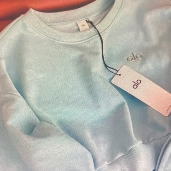 ALO Yoga Aqua Crewneck Sweatshirt and Matching Shorts Set Size S - Picture 5 of 5